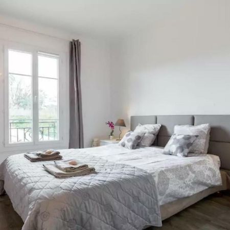 Stylish White And Red Apartments 주앙레핑 외부 사진