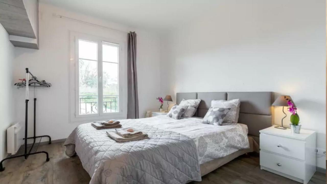 Stylish White And Red Apartments 주앙레핑 외부 사진