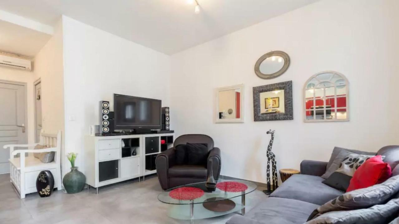 Stylish White And Red Apartments 주앙레핑 외부 사진