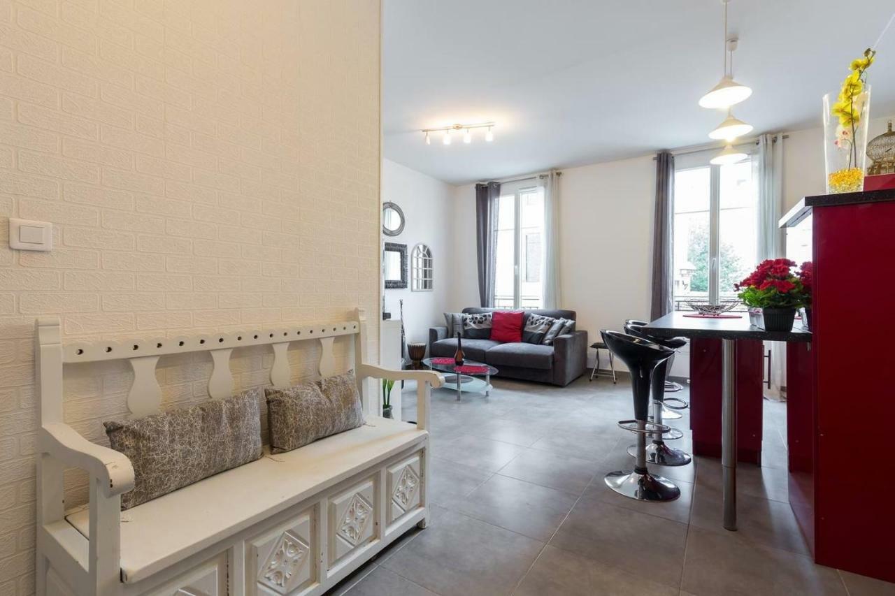 Stylish White And Red Apartments 주앙레핑 외부 사진