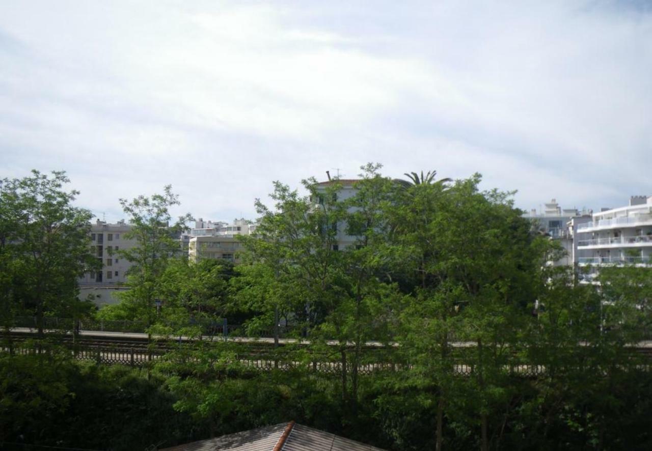 Stylish White And Red Apartments 주앙레핑 외부 사진