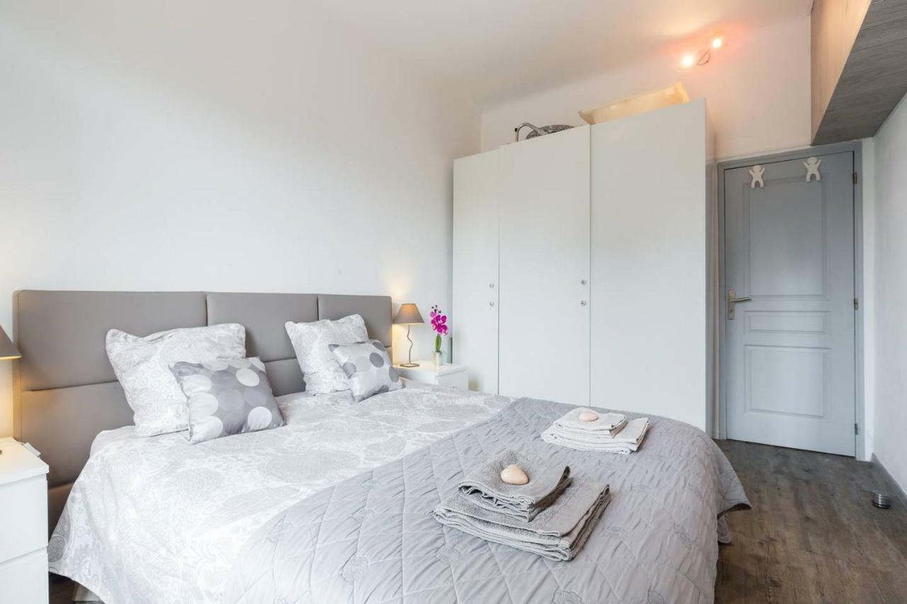 Stylish White And Red Apartments 주앙레핑 외부 사진