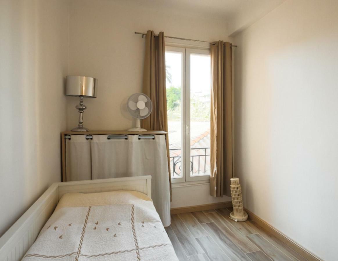 Stylish White And Red Apartments 주앙레핑 외부 사진