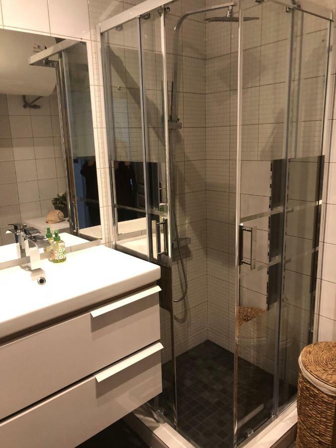 Stylish White And Red Apartments 주앙레핑 외부 사진