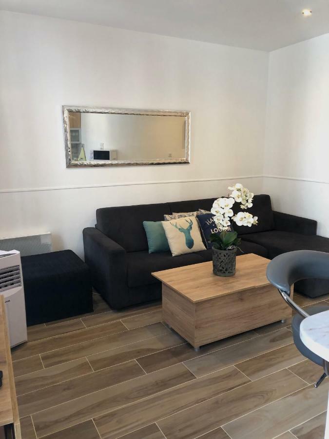 Stylish White And Red Apartments 주앙레핑 외부 사진
