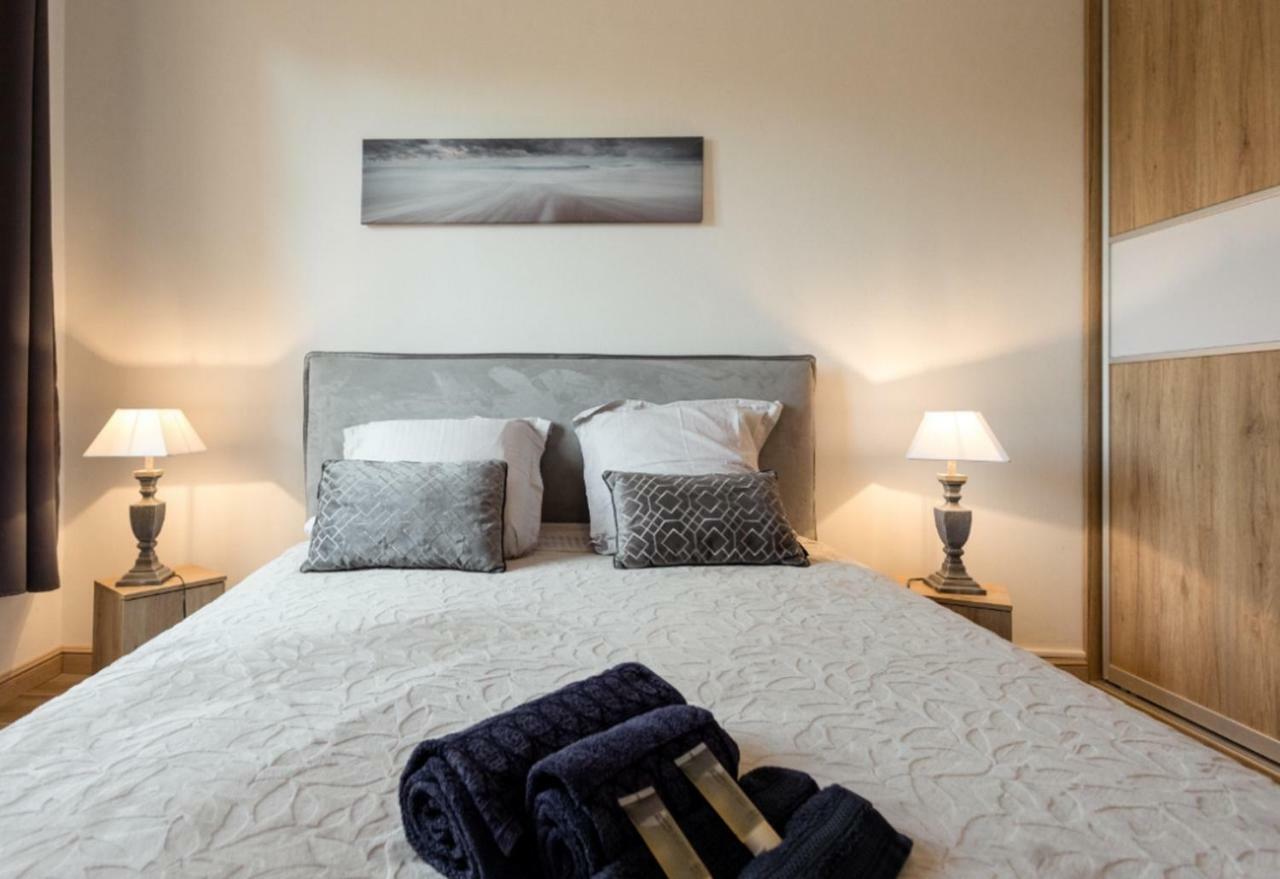 Stylish White And Red Apartments 주앙레핑 외부 사진