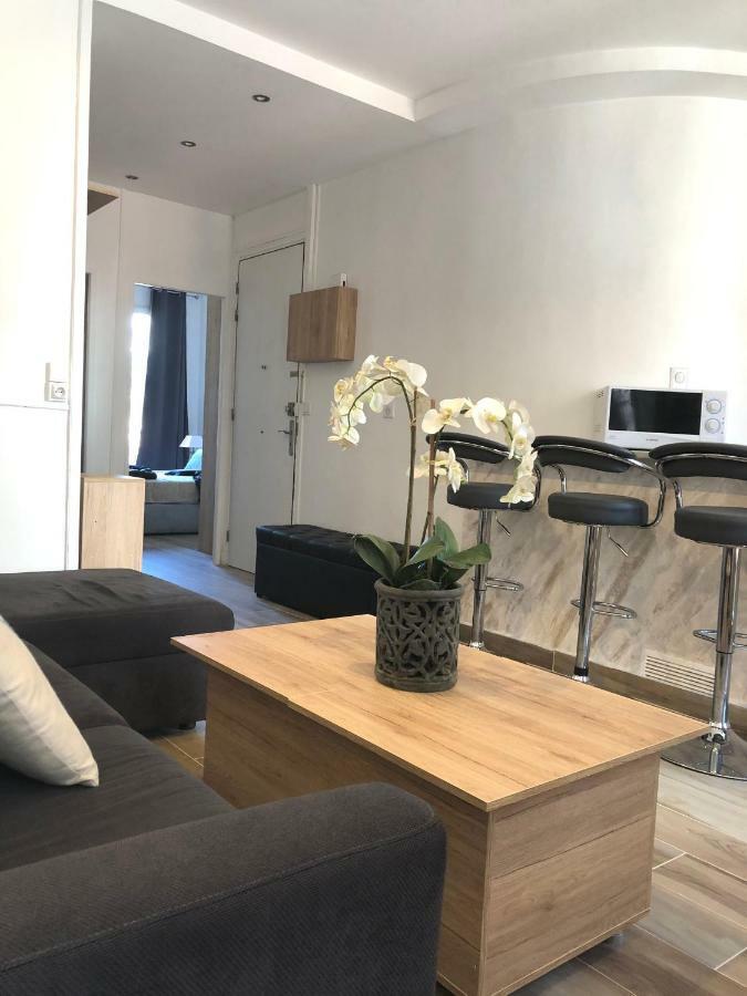 Stylish White And Red Apartments 주앙레핑 외부 사진