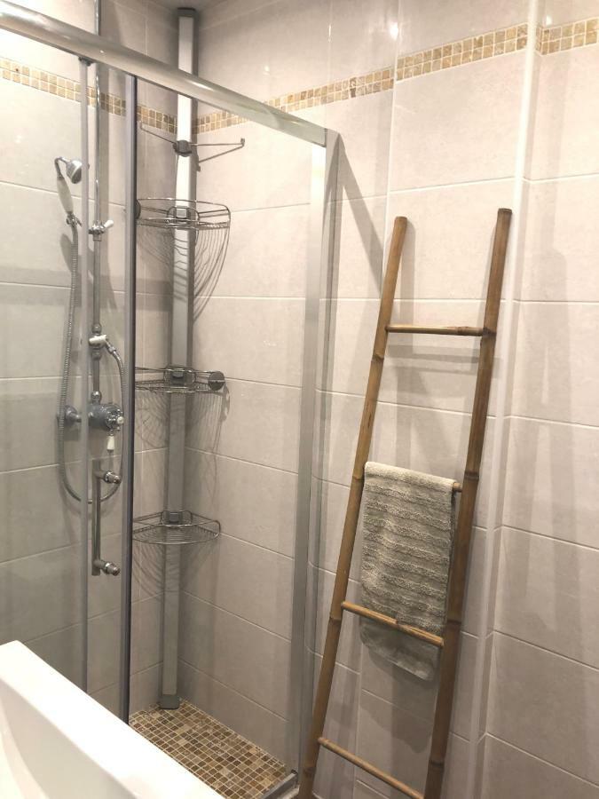 Stylish White And Red Apartments 주앙레핑 외부 사진