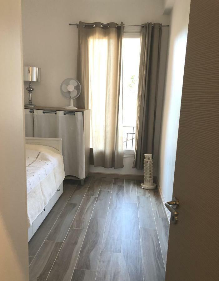 Stylish White And Red Apartments 주앙레핑 외부 사진