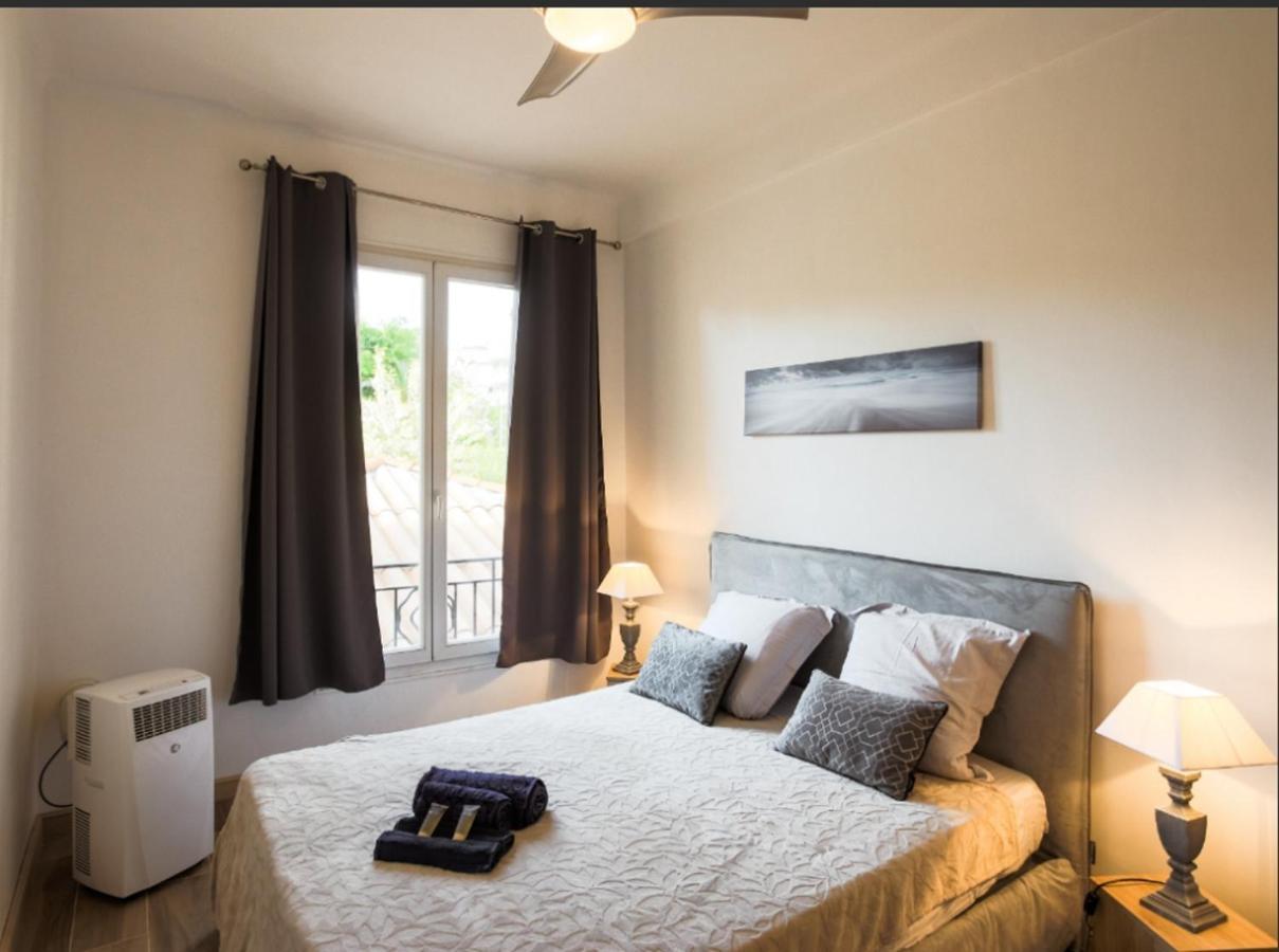 Stylish White And Red Apartments 주앙레핑 외부 사진