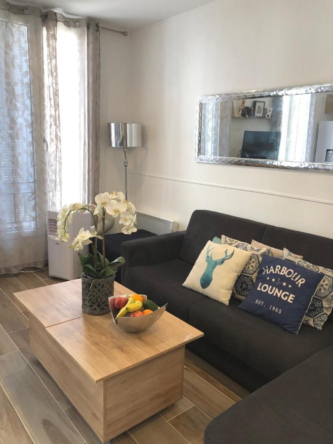 Stylish White And Red Apartments 주앙레핑 외부 사진
