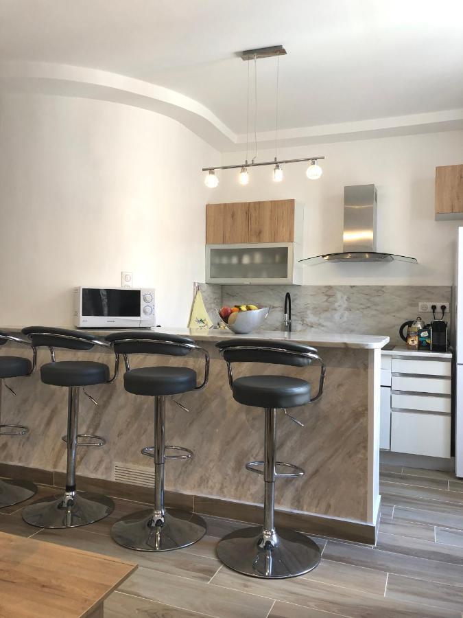 Stylish White And Red Apartments 주앙레핑 외부 사진