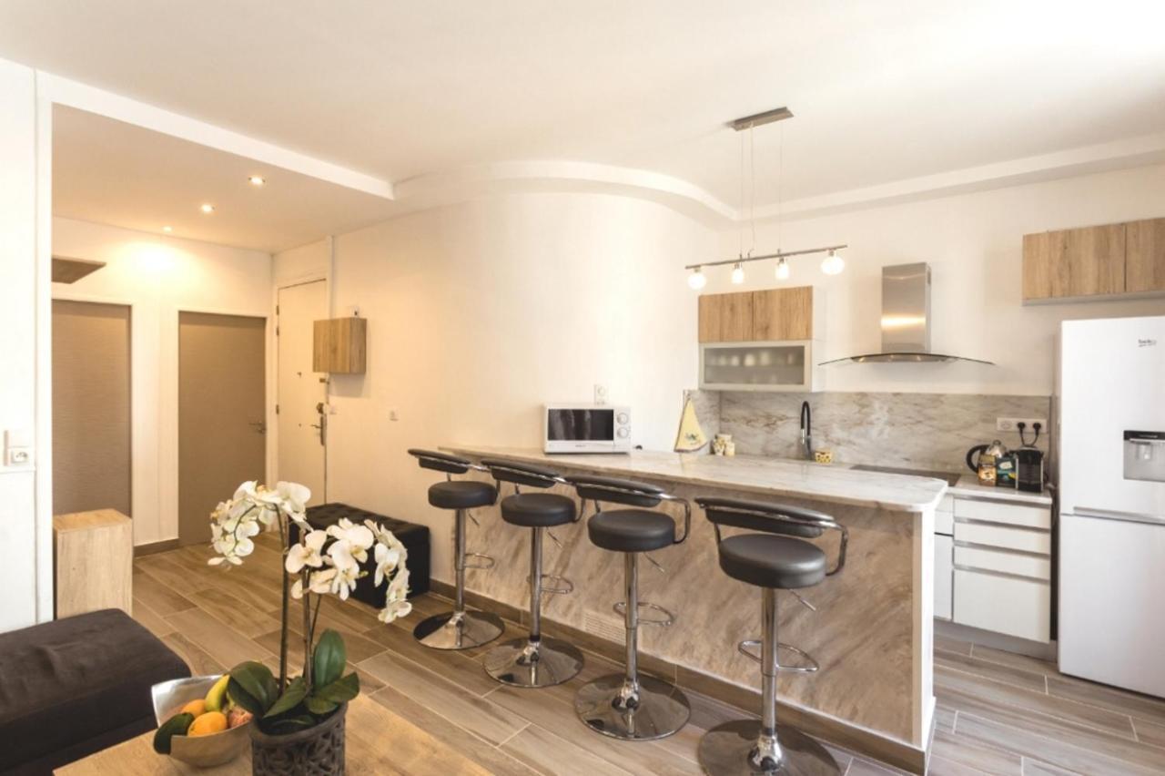 Stylish White And Red Apartments 주앙레핑 외부 사진