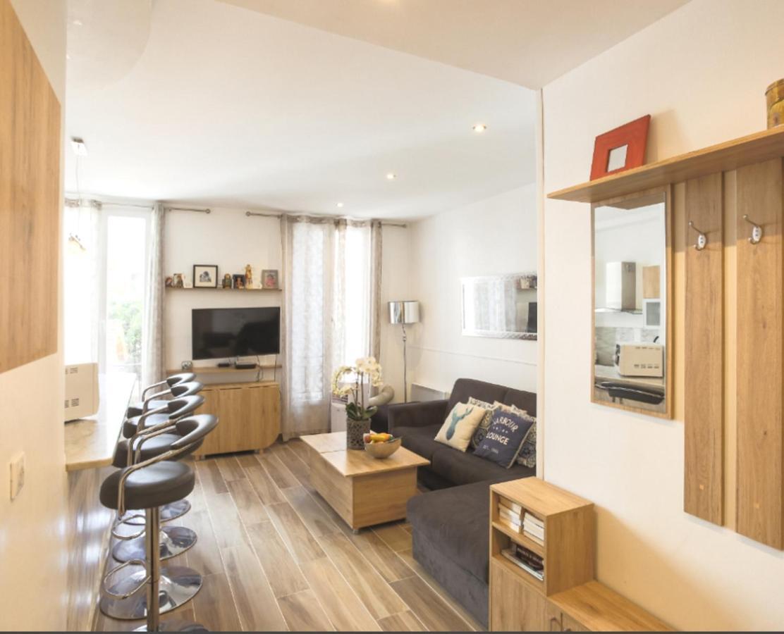 Stylish White And Red Apartments 주앙레핑 외부 사진