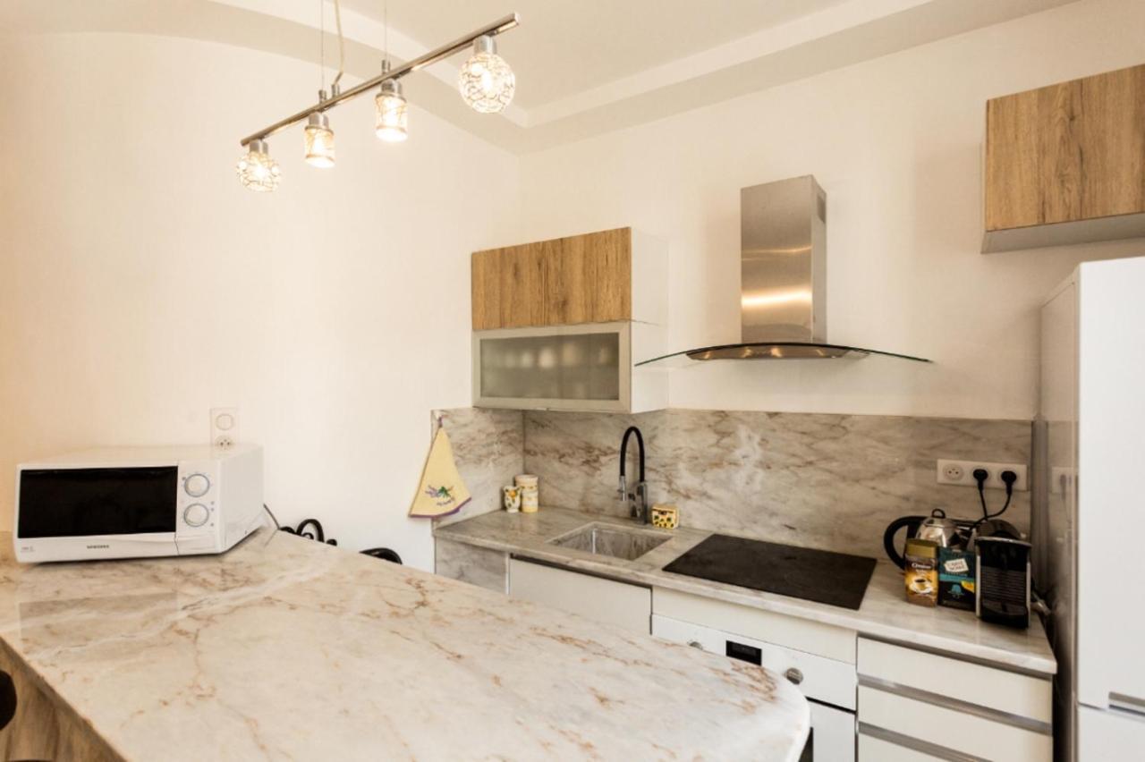 Stylish White And Red Apartments 주앙레핑 외부 사진