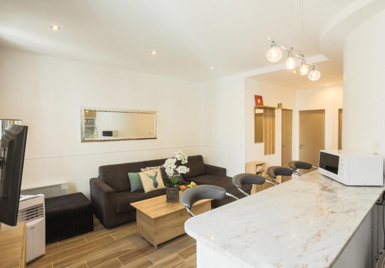 Stylish White And Red Apartments 주앙레핑 외부 사진