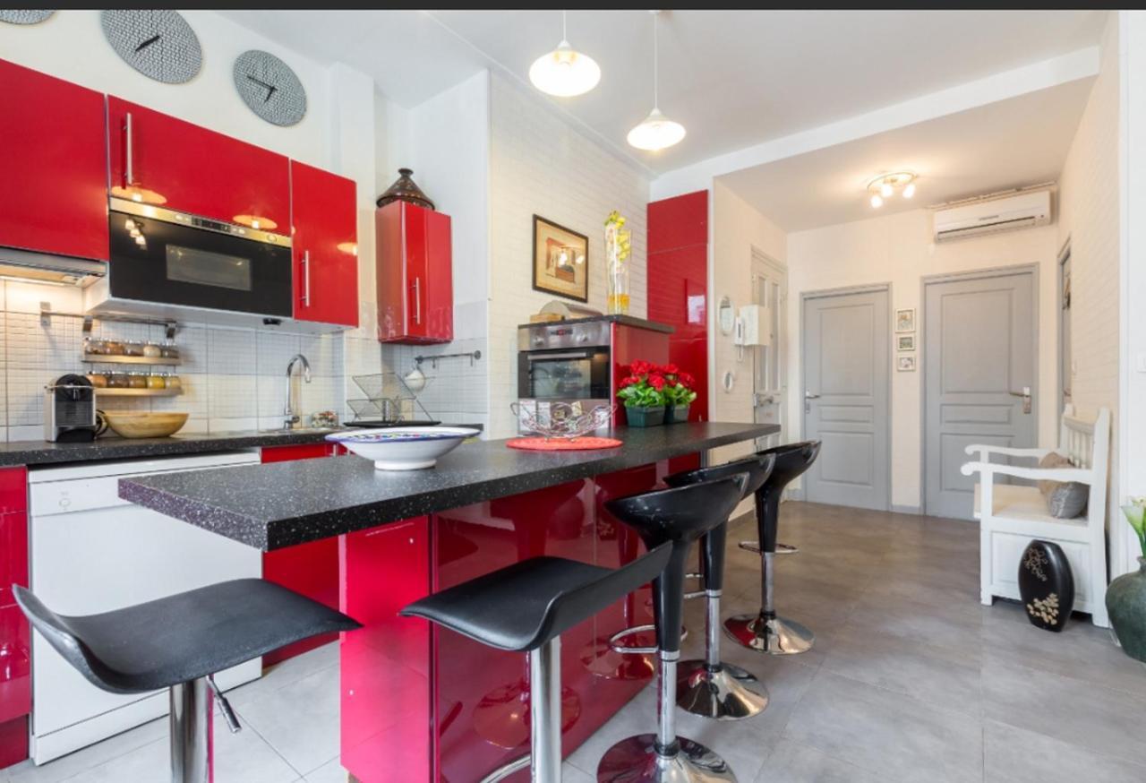 Stylish White And Red Apartments 주앙레핑 외부 사진